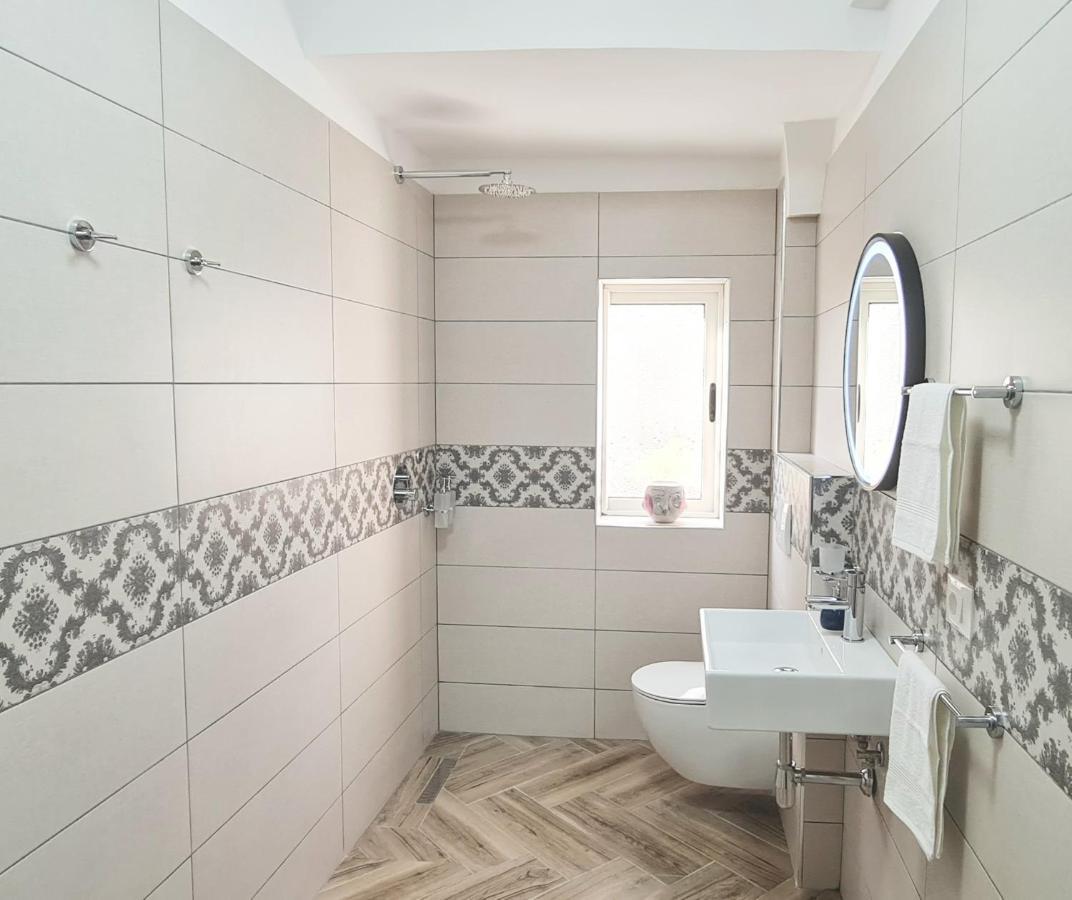 Ferienwohnung 2V1 - Blloku Zy Tirana Exterior foto